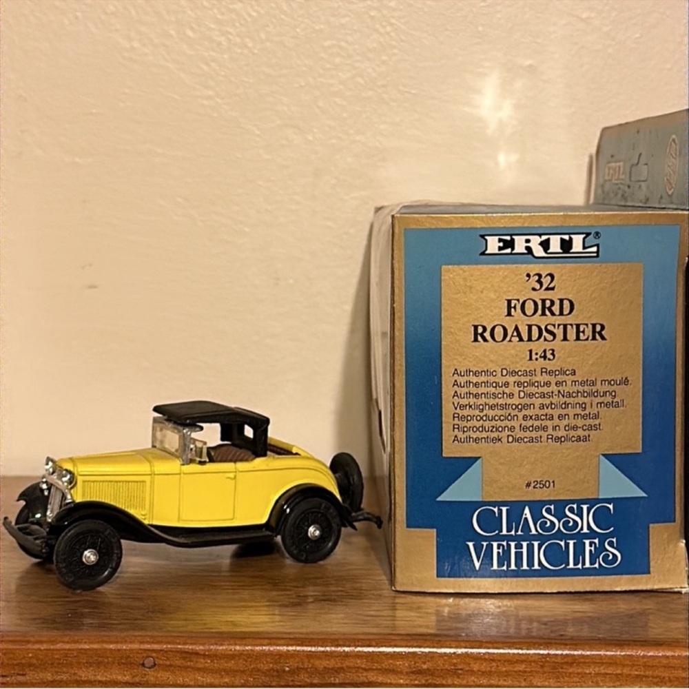 ERTL Classic Vehicles ‘32 Ford Roadster Die Cast Car